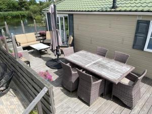 Chalet Makkum C99B met prive gelegen tuin aan het water