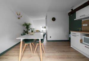 Appartements Residence Bains Callou situee face aux thermes : photos des chambres