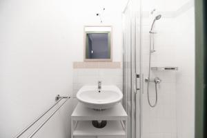 Appartements Residence Bains Callou situee face aux thermes : photos des chambres