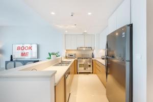 Free housekeeping visits during your stay - StayShort - Stylish Cozy 3-Bedroom Apartment with Harbour Views in Dubai Creek Harbour