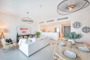 Free housekeeping visits during your stay - StayShort - Stylish Cozy 3-Bedroom Apartment with Harbour Views in Dubai Creek Harbour