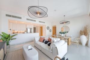 Free housekeeping visits during your stay - StayShort - Stylish Cozy 3-Bedroom Apartment with Harbour Views in Dubai Creek Harbour