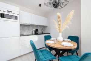 Eleganckie Apartamenty Blisko Plaży w Niechorzu z Klimatyzacją w Salonie i Parkingiem by Noclegi Renters