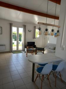 Maisons de vacances Maison cosy avec piscine partagee : photos des chambres