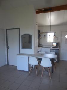 Maisons de vacances Maison cosy avec piscine partagee : photos des chambres