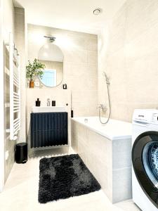 Rentero Modern, River View Apartment near Prague City Center