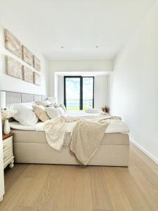 Rentero Modern, River View Apartment near Prague City Center