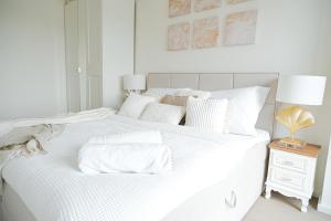 Rentero Modern, River View Apartment near Prague City Center