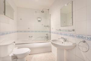 Amazing 2 Bedrooms Oasis, 2 Minutes Walk to Earls Court Station, South Kensington, Chelsea