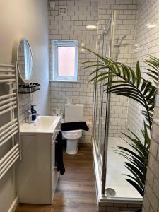 Central Industrial Chic 2-Bedroom Flat