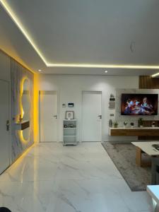 Sirena Pearl Tangier Cornice