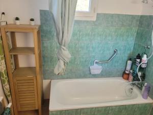 Maisons de vacances Maison individuelle 90m2 avec veranda et piscine : photos des chambres
