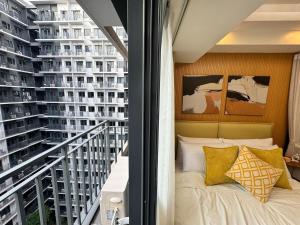 1230 Flor Suite Shore 3 Residences near SM MOA by PrimeStay