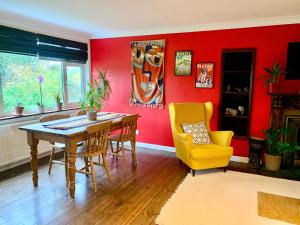 London Bedroom in secure leafy area