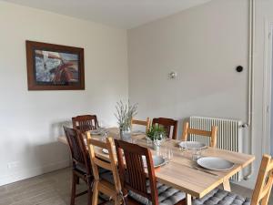 La Fromagerie Maison lumineuse et spacieuse beau séjour 5 ch 2 wc 1 sdb grand jardin clos 5mn à pied commerces 10 mn plage Omaha Beach proche plages du débarquement