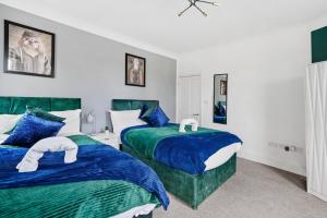 The Emerald Gem - Overlooking the Park