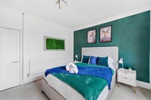 The Emerald Gem - Overlooking the Park