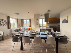 Appartements Les sables d'or Grand apt lumineux bien equipe 1er etage vue panoramique sur campagne pres superette, a 600 m plage proche Omaha Beach et pointe du Hoc parking gratuit, garage a disposition : photos des chambres