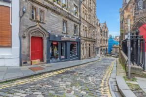 Cozy Apt at Edinburgh Castle, Parking