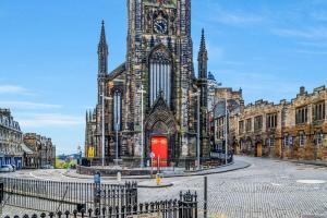 Cozy Apt at Edinburgh Castle, Parking