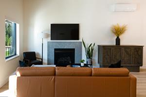 Lakeside Crest Estate Cottages