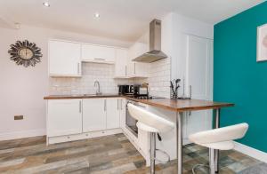 Apartment 1 The Keyes- Stylish & Spacious Apartment With Free Parking