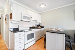 5 Min walk to the beach 1st floor condo Sleeps 4