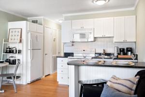 5 Min walk to the beach 1st floor condo Sleeps 4