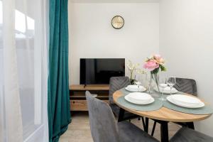 Stylowy Apartament z Ogrodem & Parkingiem by Noclegi Renters