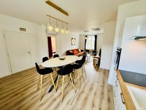 Appartements Hypercentre, spacieux, lumineux, climatise, le Quai de Loire : photos des chambres