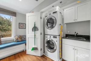 Near UT Pet Friendly w Parking 3BR 2.5BA in Walkable Area By Austin Vacay