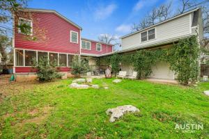 Near UT Pet Friendly w Parking 3BR 2.5BA in Walkable Area By Austin Vacay