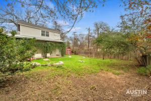 Near UT Pet Friendly w Parking 3BR 2.5BA in Walkable Area By Austin Vacay