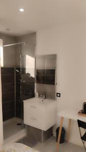 Maisons d'hotes Chambres cosy proche cnpe Bugey - via rhona : Chambre Double