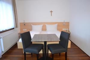Family Room (2 Adults + 1 Children) with Balcony room in Gästehaus-Pension Barbara