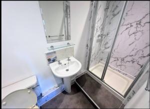 Canterbury Six Luxury Suites with Lounge Kitchen Hot Tub and Free Parking