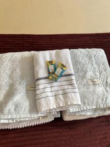 Quarto amplo e espaço acomoda 4 pessoas proximo a praia