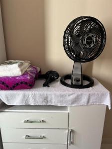 Quarto amplo e espaço acomoda 4 pessoas proximo a praia