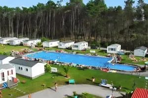 Bungalow with Shared Pool in Pataias + 30 m² + Pool. - 大马里尼亚