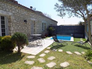 Villas Les Mathes La Palmyre - MAISON MITOYENNE en PIERRES - avec PISCINE PRIVEE : photos des chambres