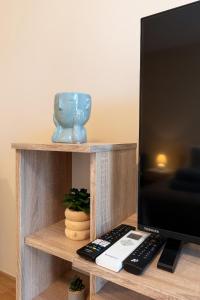 Aspen Studio with an oudoor sauna and hot tub