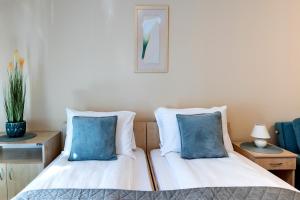 Aspen Studio with an oudoor sauna and hot tub by SI Stay