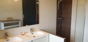 Maisons de vacances Maison en pierre pour 5, en pleine campagne : photos des chambres