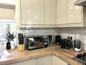 Modern 3-Bedroom 2-Bathroom Flat with Garden at Hanwell