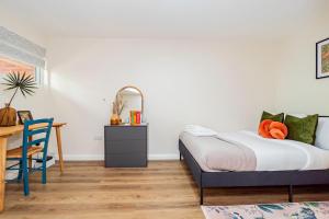 Modern 3-Bedroom 2-Bathroom Flat with Garden at Hanwell