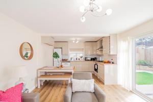 Modern 3-Bedroom 2-Bathroom Flat with Garden at Hanwell