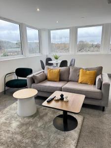 Two Bedroom Flat by Brookland Stays Serviced Accommodation Short Lets Leeds with Free WiFi