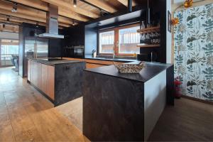 Chalet Abeille 12 Guests • Hot Tub • Free Ski Bus