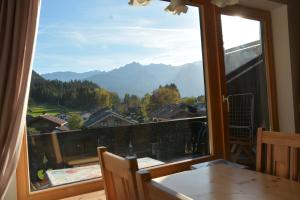 Ferienwohnung Farchanter Alm mit Schlafzimmer, Wohnzimmer und Schlafnische