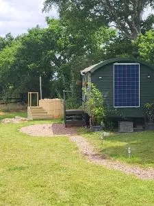 Cosy Off Grid Shepherds Hut with Wood Fired Hot Tub - Yeoford